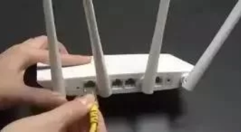 路由器上贴一个创可贴，网速马上提升很多，方法太实用了