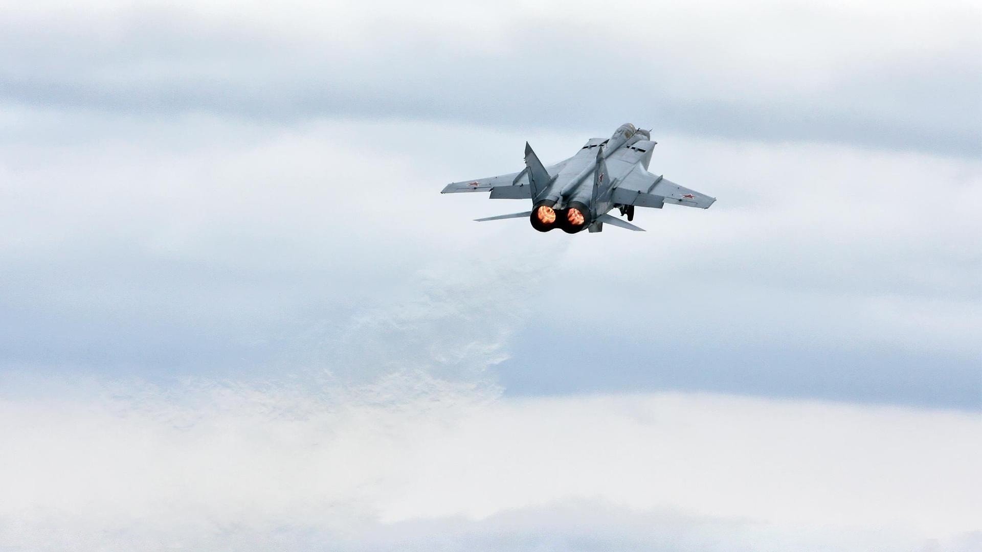 副路由器连接主路由器怎么设置?