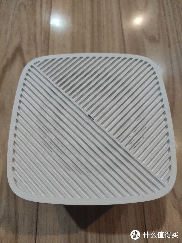 顶部的栅格散热设计