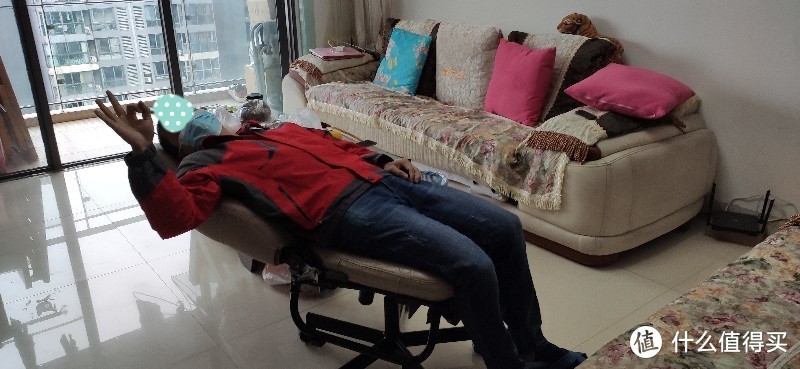 设置是实质性的,适应矩形座椅的中心,椅子是完全平的。