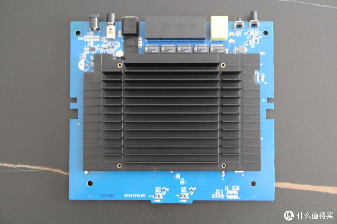 用“有形的翅膀”,让网速飞起来:网件RAX70路由器拆解测评