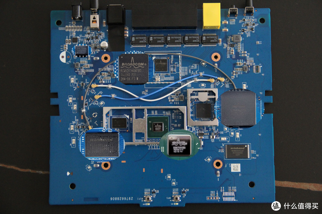 用“有形的翅膀”,让网速飞起来:网件RAX70路由器拆解测评