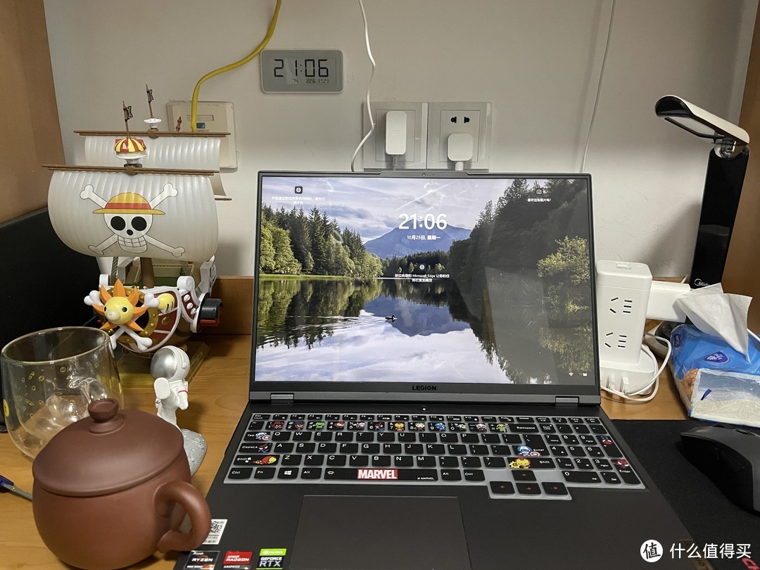 整个桌面效果图和宿舍的小桌子上 都不可能加上一个屏幕