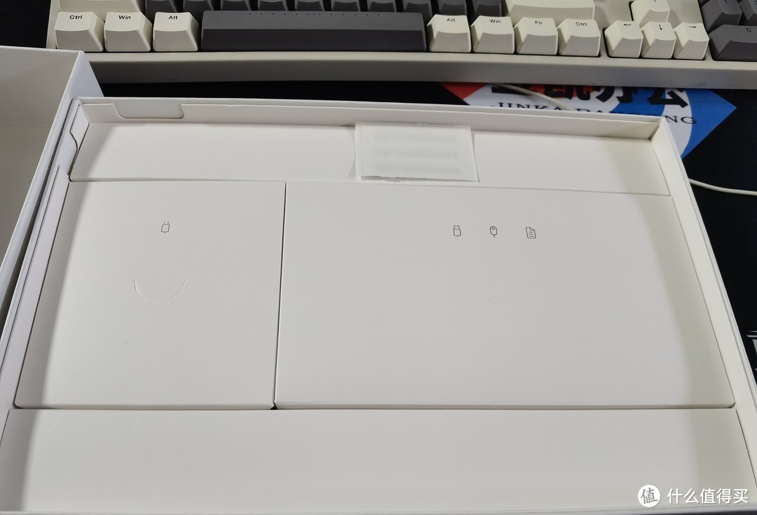 下面放了些配件