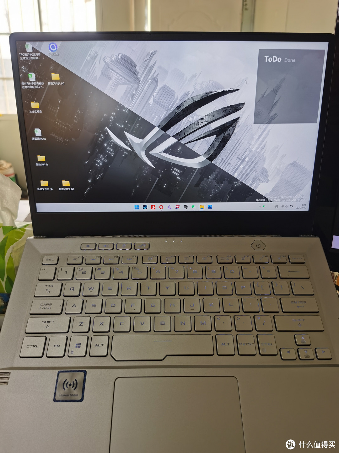 巨大的黑色下巴