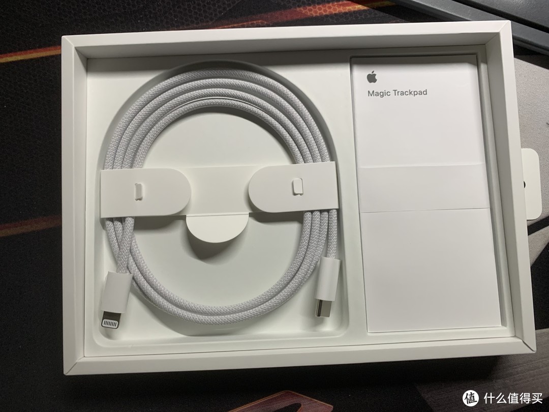 当触摸面板被移走时,便可以看到织充电电缆。