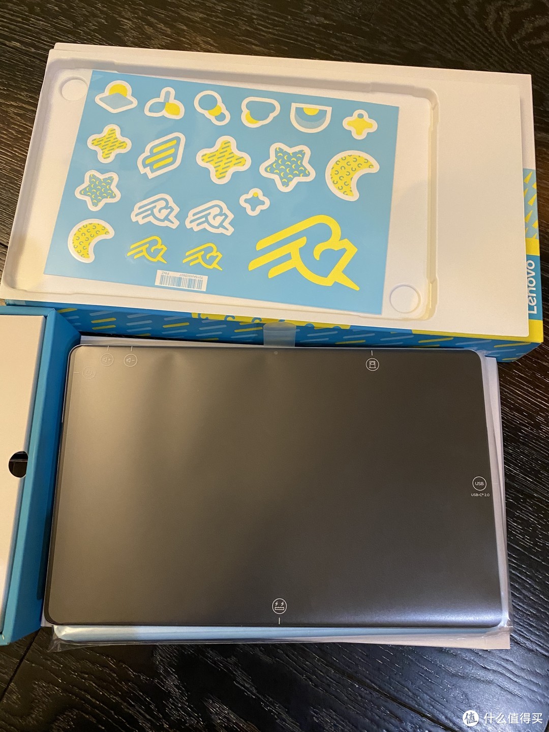 在平板之下,有一个儿童喜欢的贴纸。