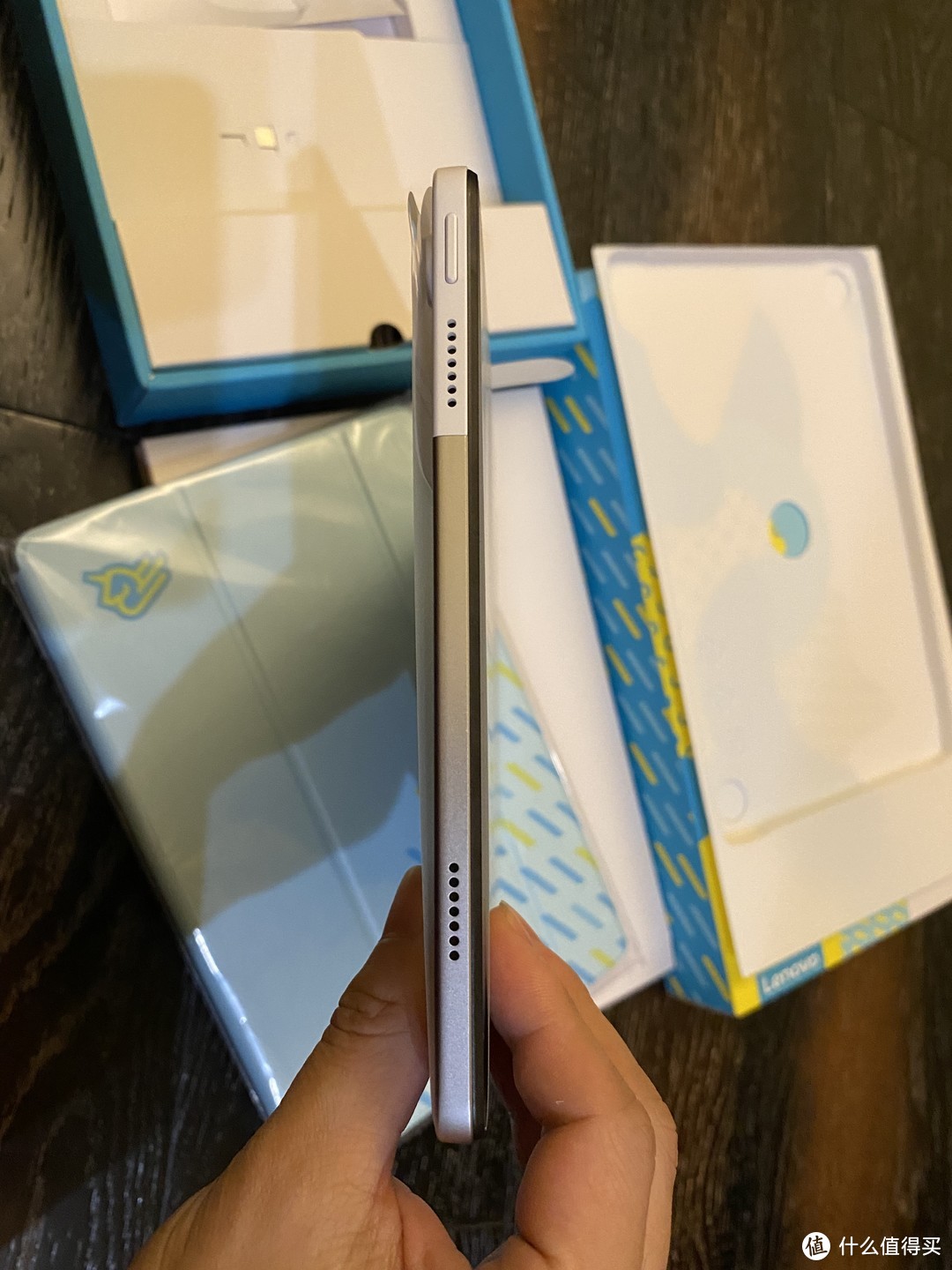 另一边有两个角和一个电源开关