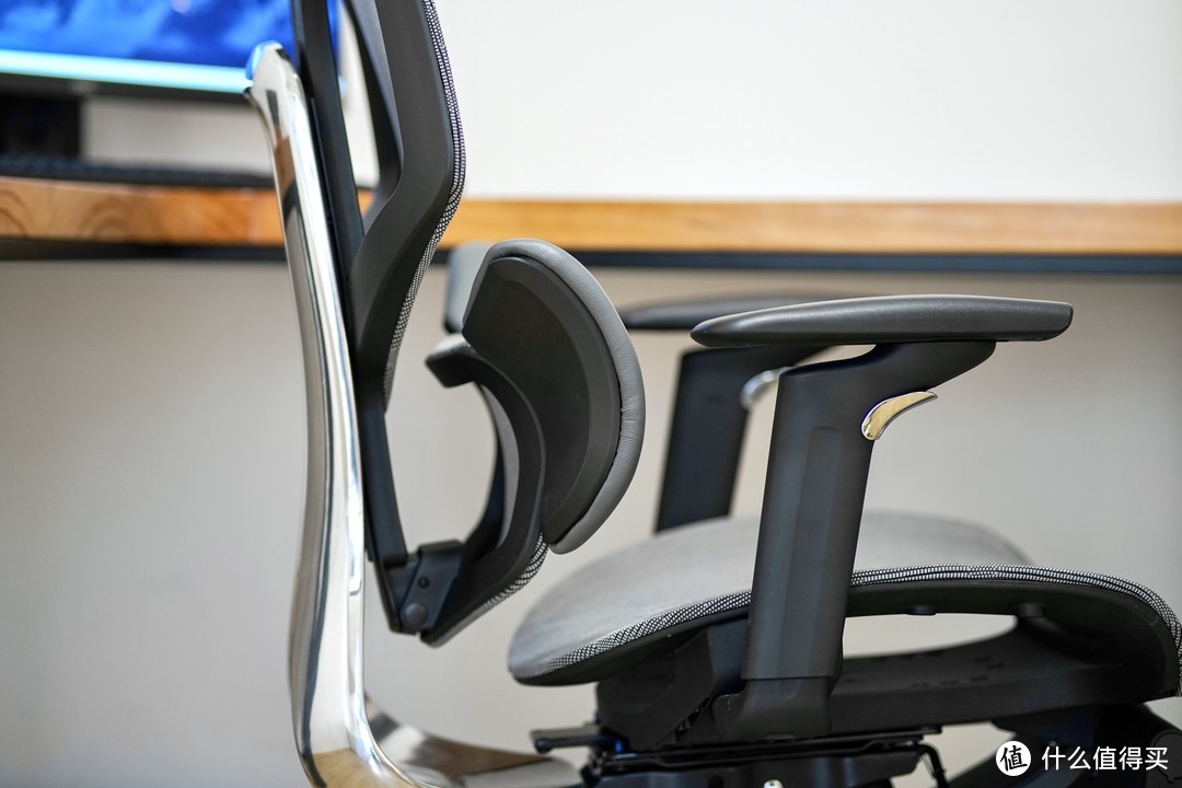 居家办公都要认真：入手黑白调人体工学椅，坐着舒服工作顺心
