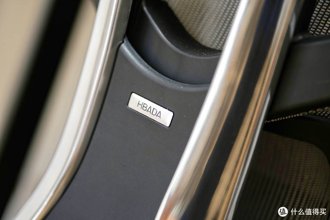 居家办公都要认真：入手黑白调人体工学椅，坐着舒服工作顺心