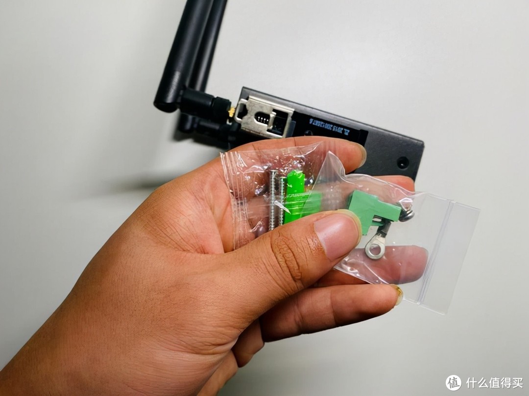 工业级4G路由器开箱,实战蒲公英R300A智能组网