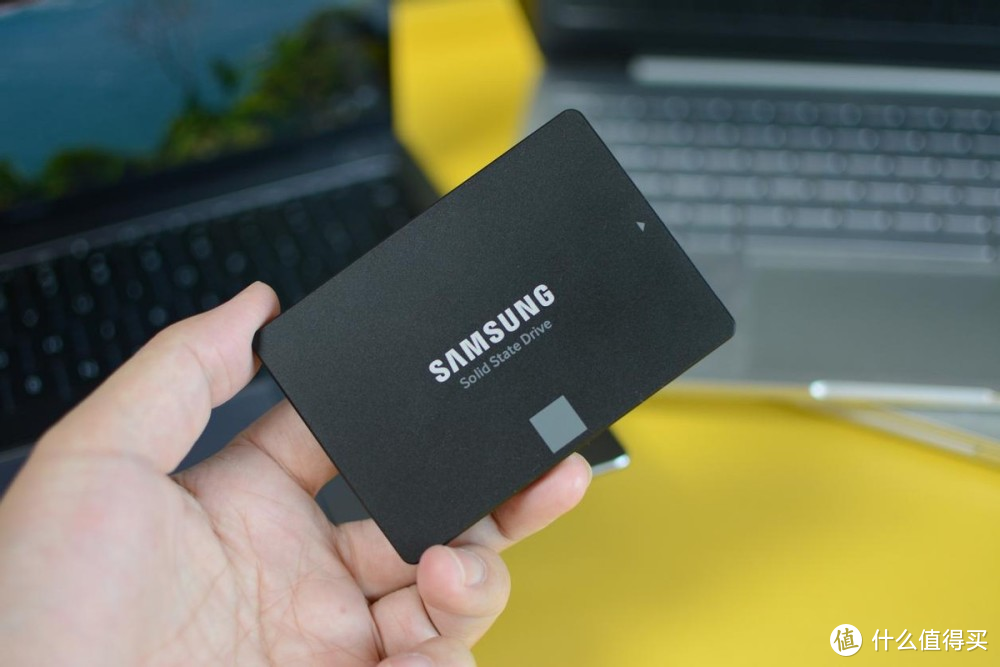 千万别对旧电脑失望！换个固态硬盘速度快到飞起
