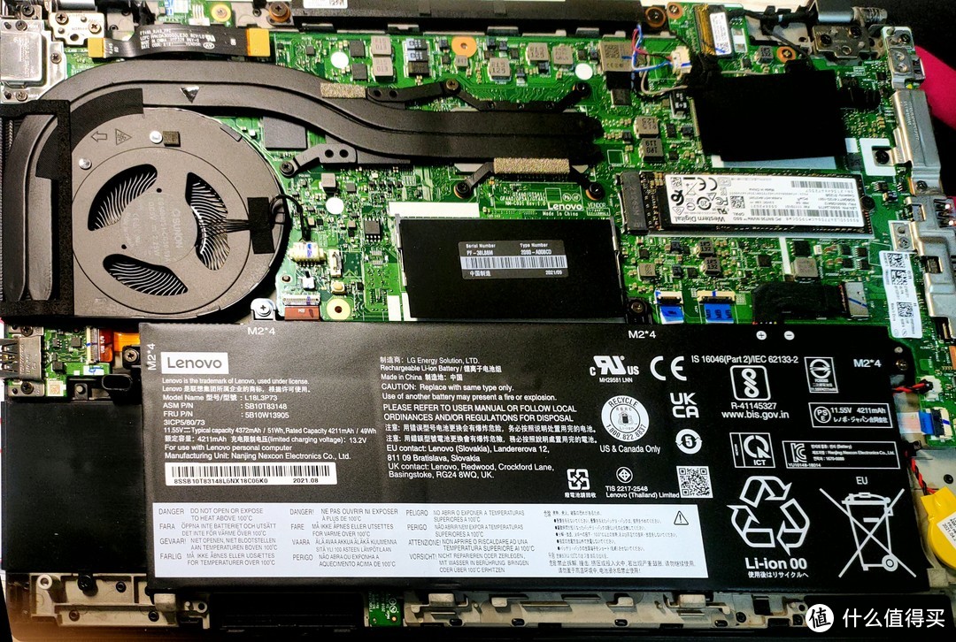 计算机的后部、 网络的指尖、 螺丝、 稍微按下按钮或断开它。 稍后获取 RAM 后, 正在安装 。