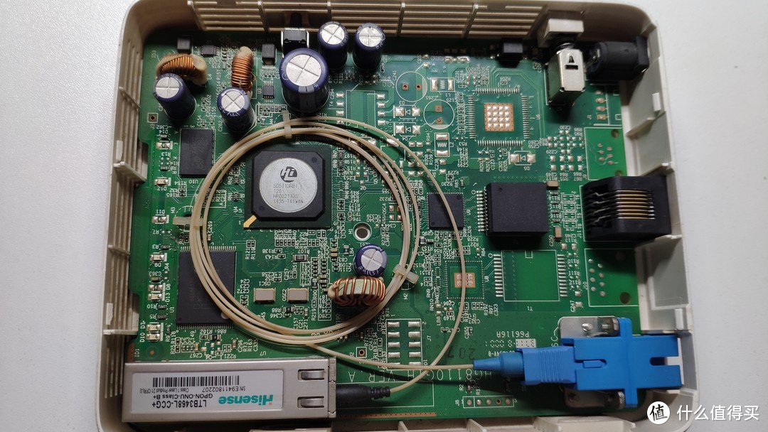 左下角是Haesin的GMON ONU模块,位于FLASH旁边,左上角是左上角的房屋,其颗粒内存优异,其中最大的是Heath处理器,右侧是马网卡。