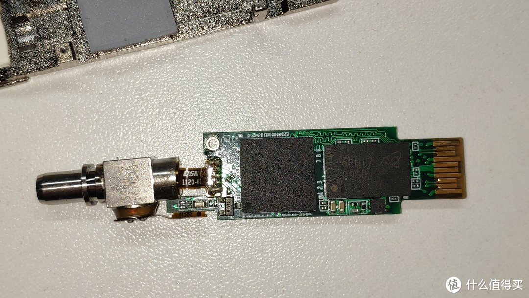 英特尔的 SoC在左侧, 64M 镁内存颗粒在右侧。