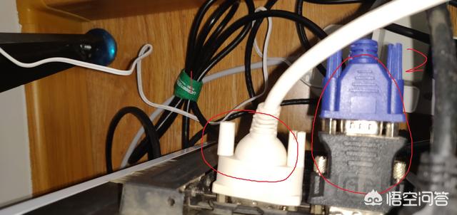 电脑一台主机如何分成两个屏幕？