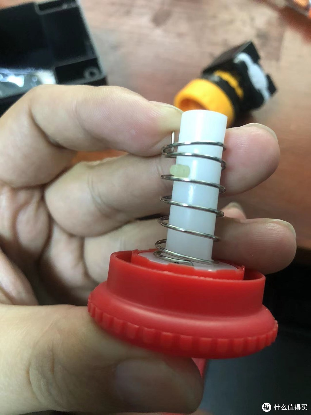 拔出塑料中间的胶塞