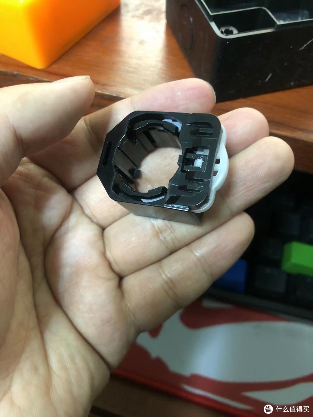 白色塑料片往里按