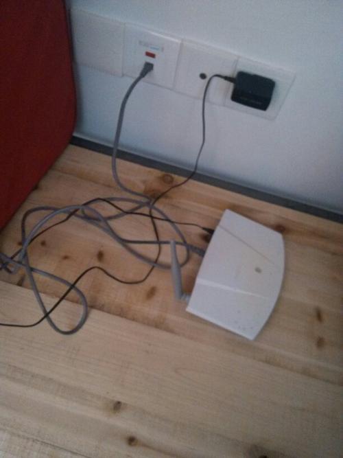 宿舍里有网塞和无线路由器 为什么网络没有到位?,,网线有网络的