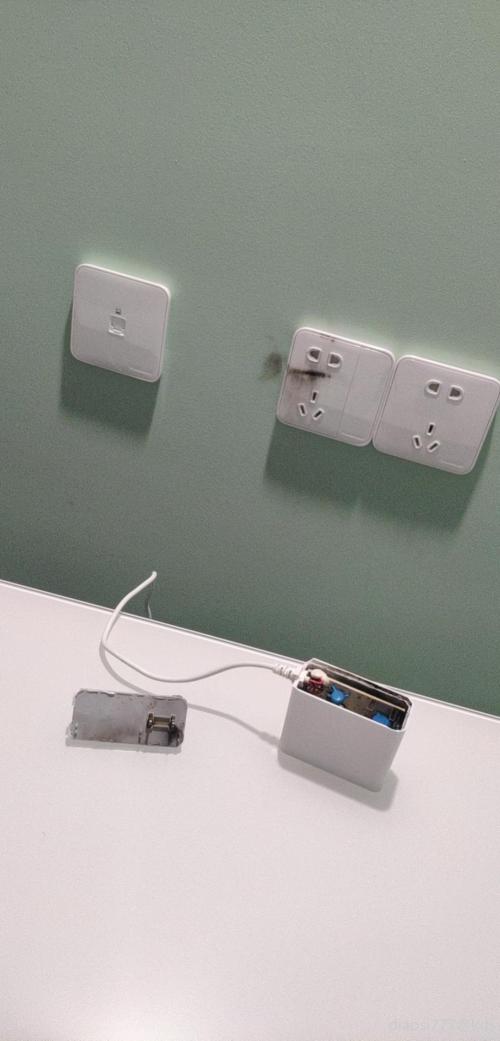 路由器的插头在别的地方没问题 一旦你得到它,它就会爆炸