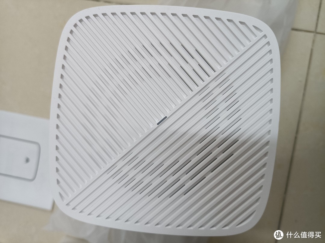 路由器的顶部有出气孔，感觉这个机会的非常难洗，基本上放在那里就会积灰，擦也不好擦