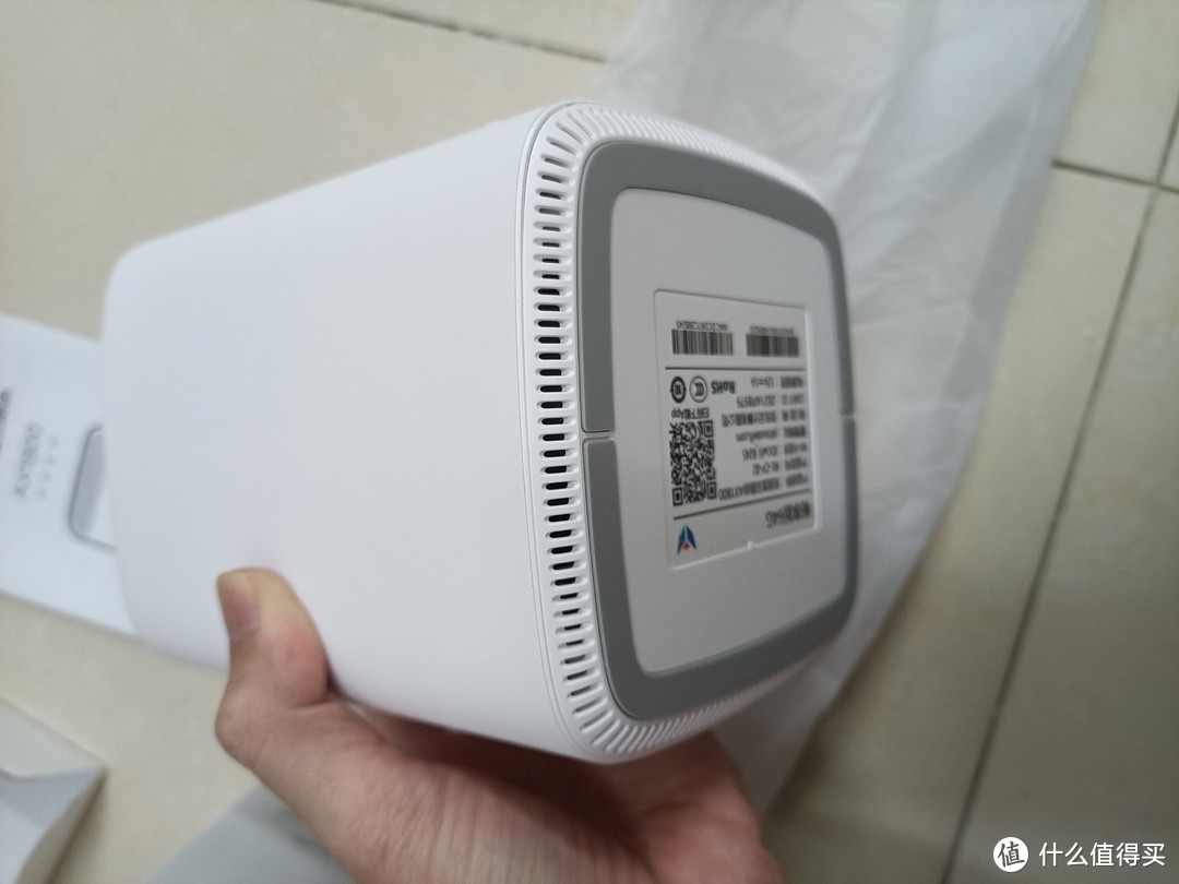 路由器的底部有个橡胶防滑垫