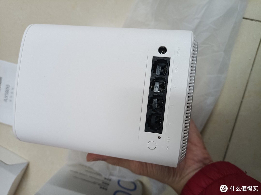 路由器侧面的网线接口，感觉没有上一代好看