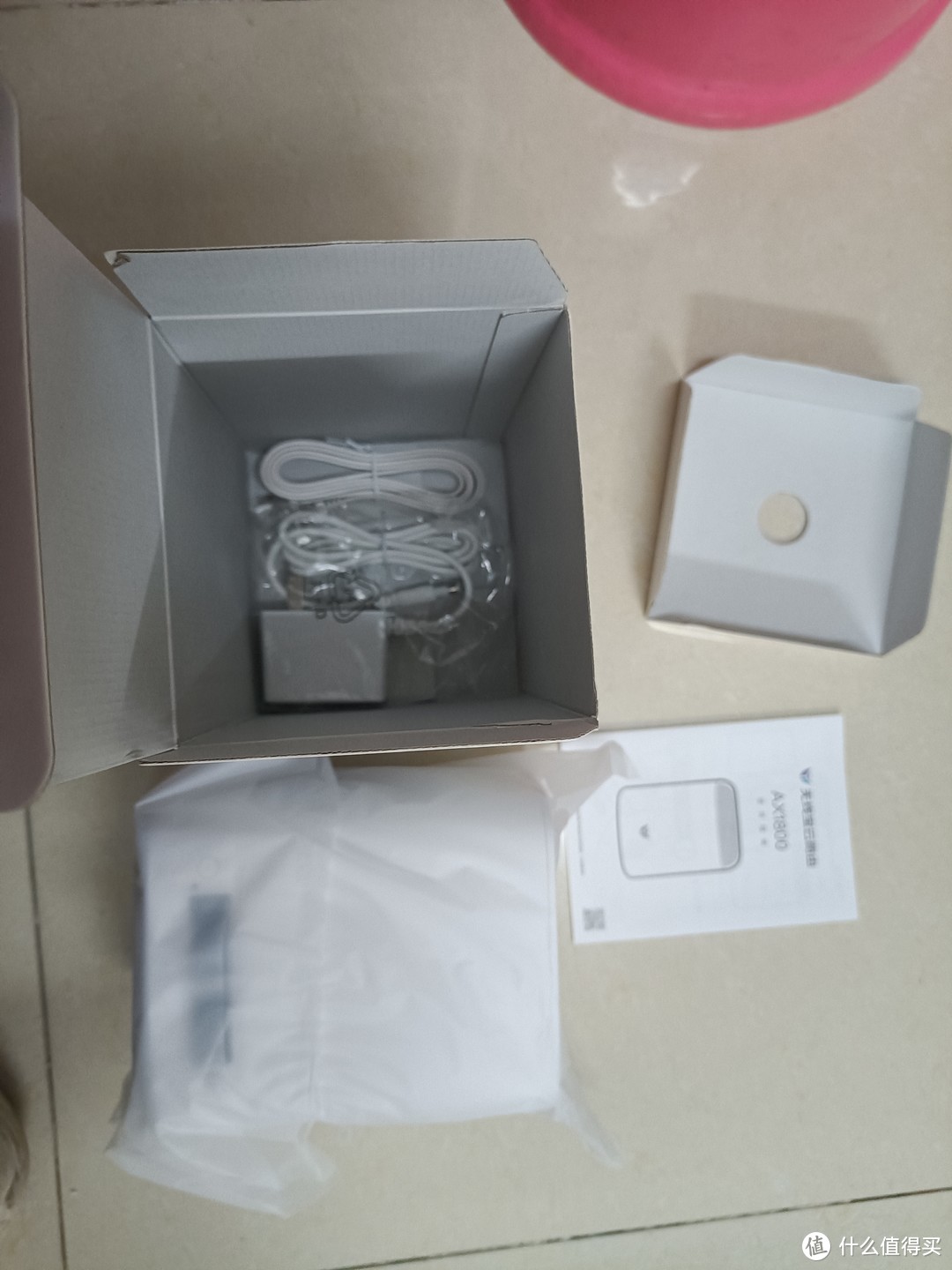 最下面有电源适配器，还送了一个网线 就是不知道算的这个网线是多大的