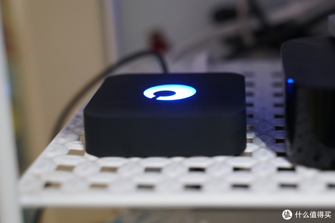 工作状态的X1，闪着蓝光，晚上得盖一下，不然真的是亮瞎了X眼。