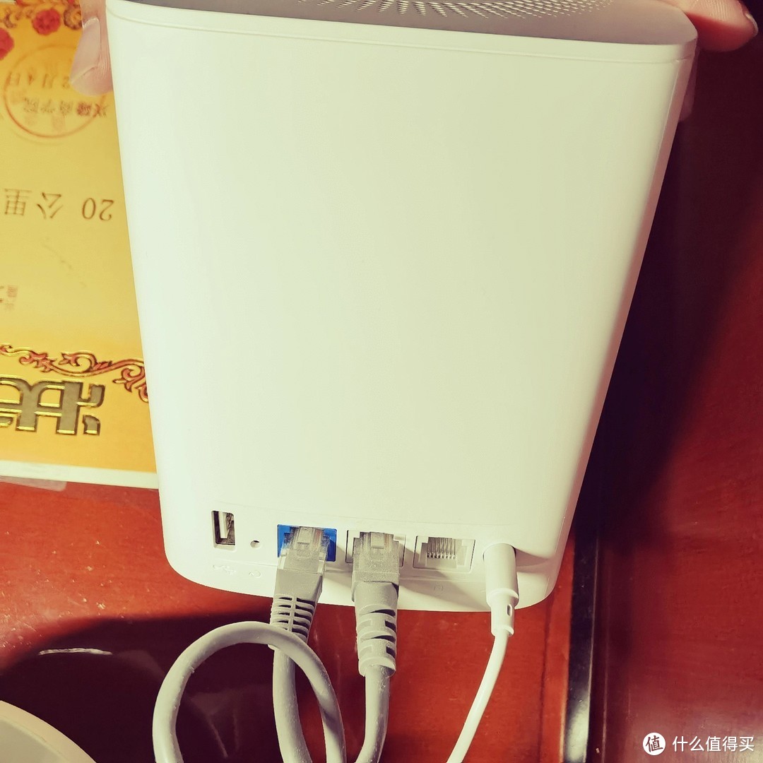 背部有电源接口，网线接口及一个USB接口