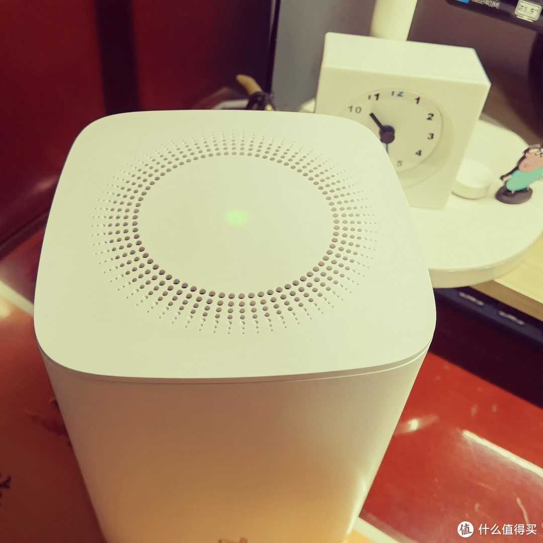 顶部中央有LED显示灯，旁边有环形散热孔，正常联网是绿色灯，没有网是红色的，显示通俗易懂。