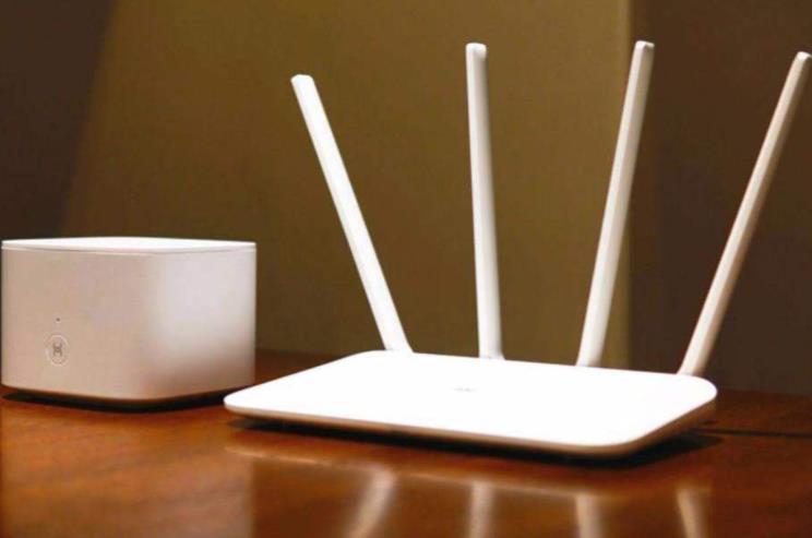 而且现在人们常用的则是无线网,家里放上路由器.