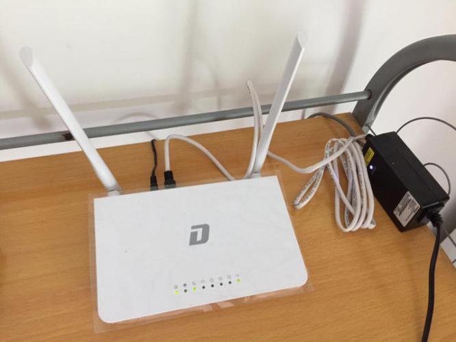 家里光猫和路由器都装在客厅 在卧室有网线接口 怎么才能在卧室用台式