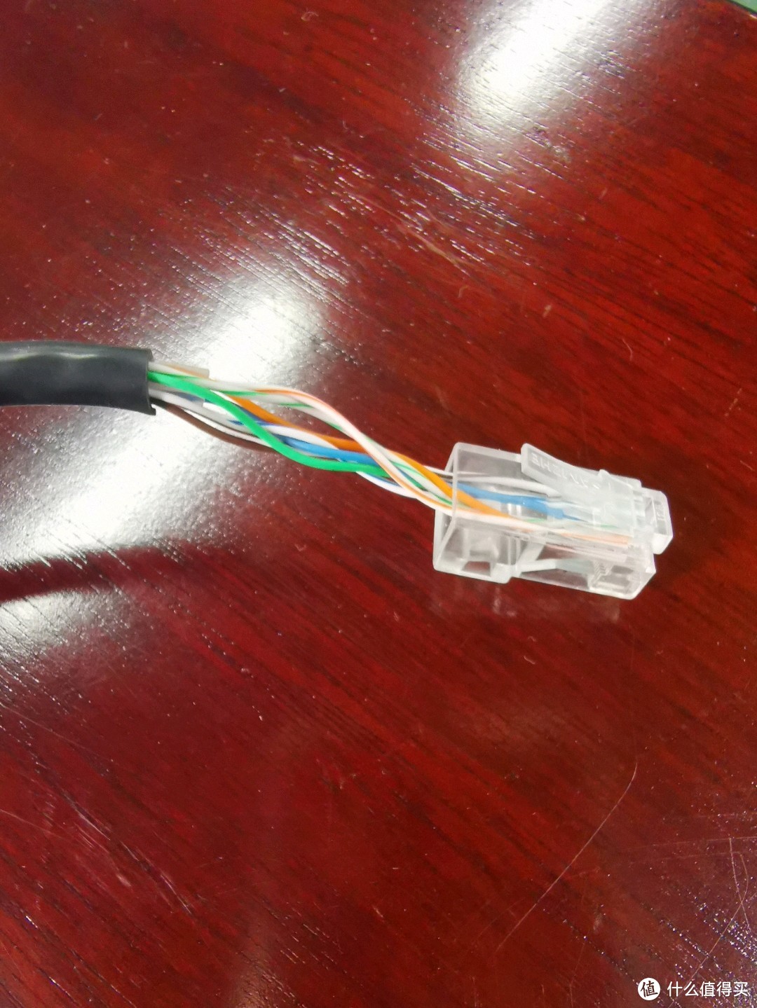 橙白、橙、绿白、蓝、蓝白、绿、棕白、棕，现在感觉真的是费劲啊，几根网线整理半天才给怼进去，马上给钳子夹好，生怕掉出来了。