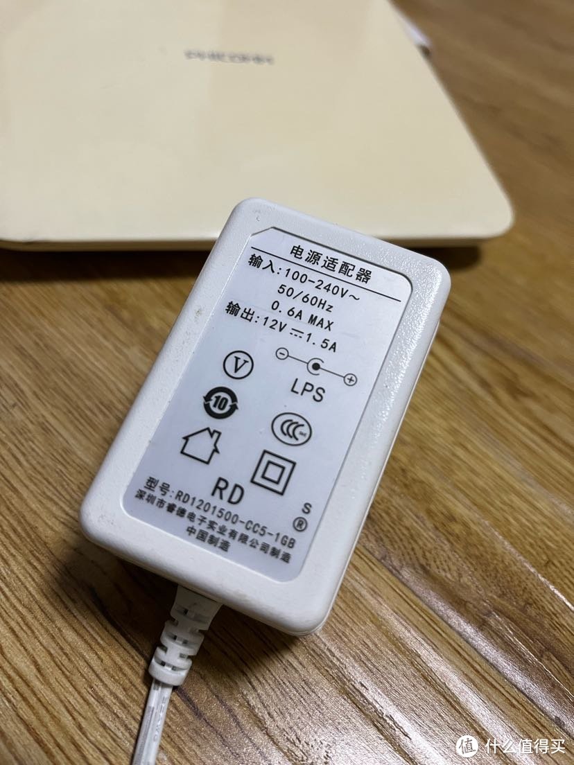 充电器中间坏过，过保了。联系斐讯客服给换了一个。自己出了6块钱运费。