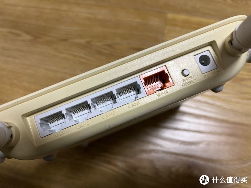 这块中规中矩，没有USB口。不过我看了下，金属接触面还是非常的亮，一点没有氧化的痕迹。