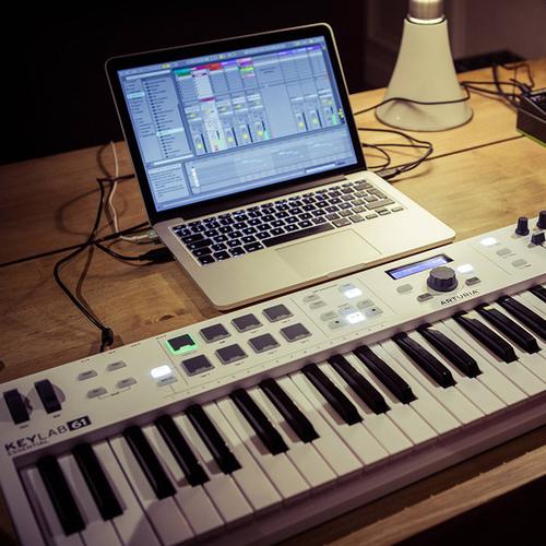 电脑音乐 键盘 midi 键半配重专业编曲 essential 61