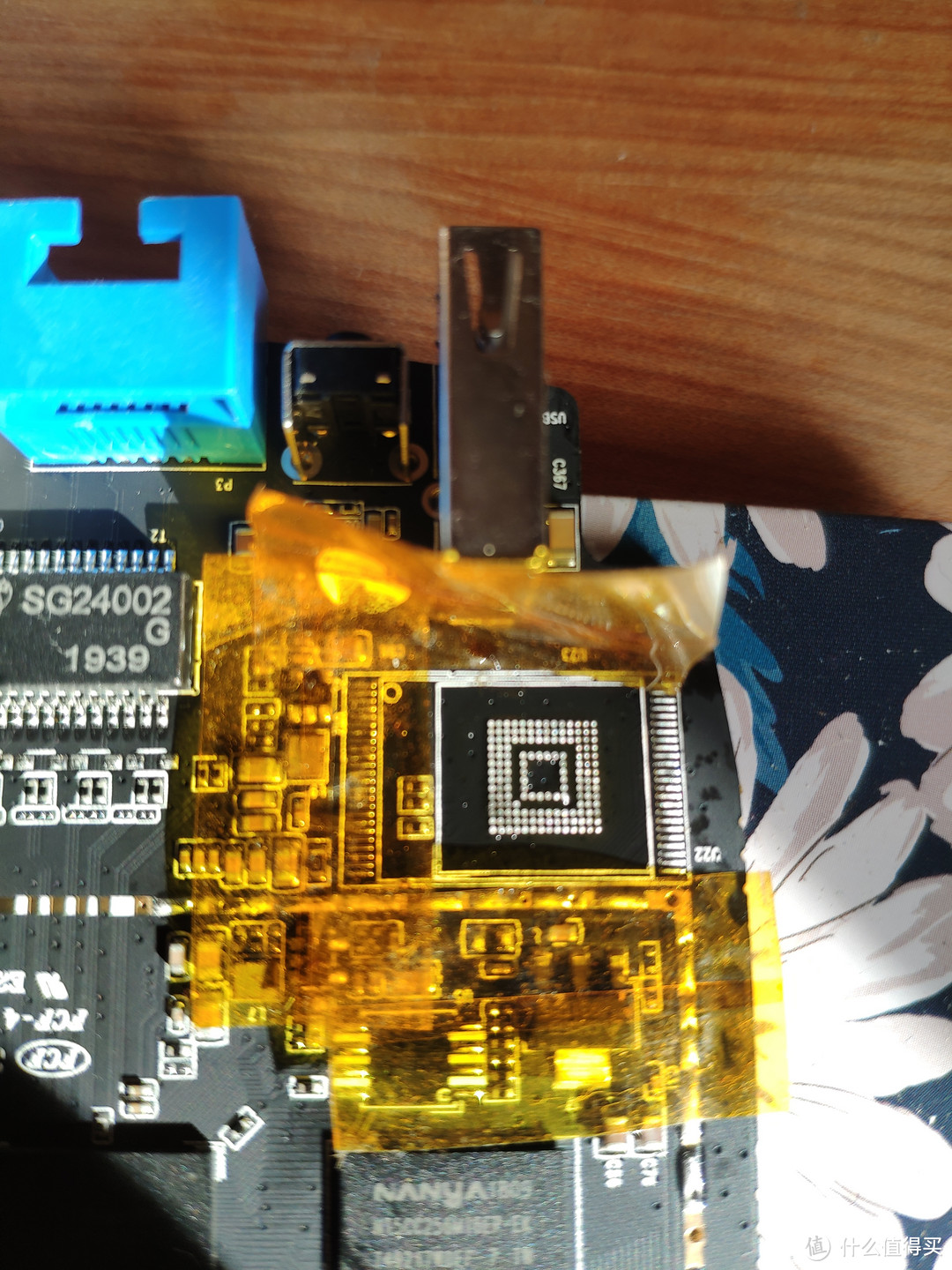 贴上高温胶带，防止附近的小元件吹飞，涂点焊油就可以用风枪吹下来了