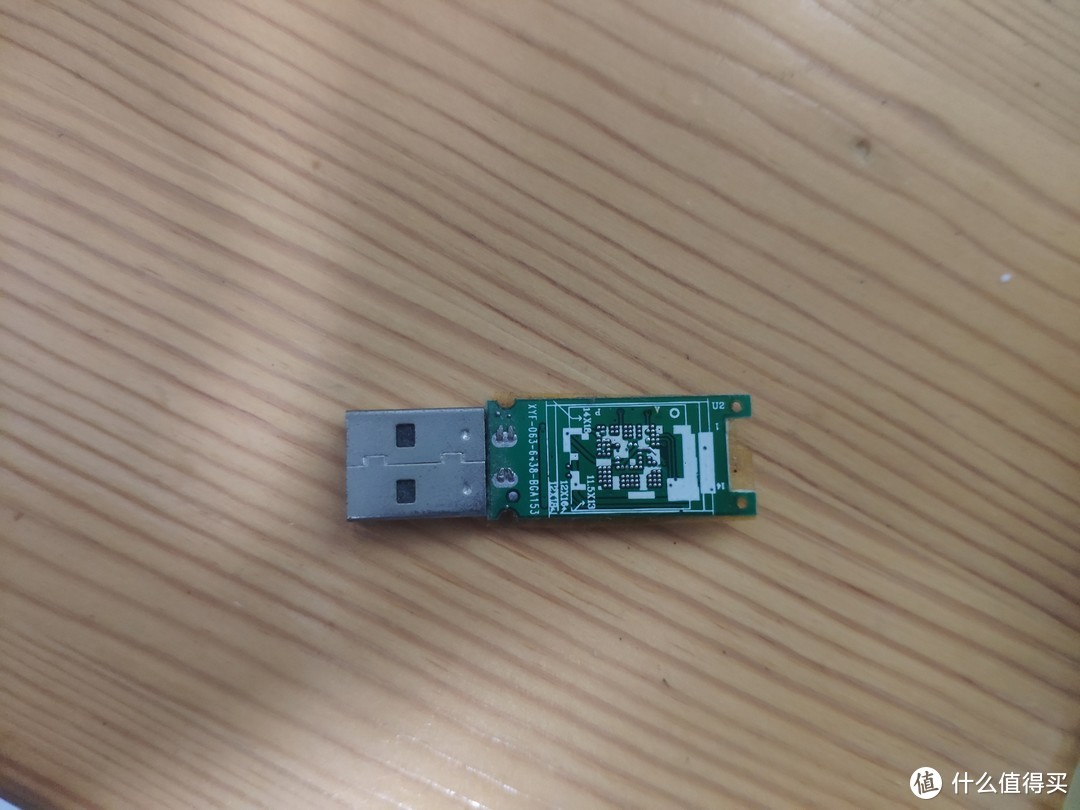 这里要借助这种U盘板，把吹下来的8G rom焊到这U盘板上进行读取n1的固件