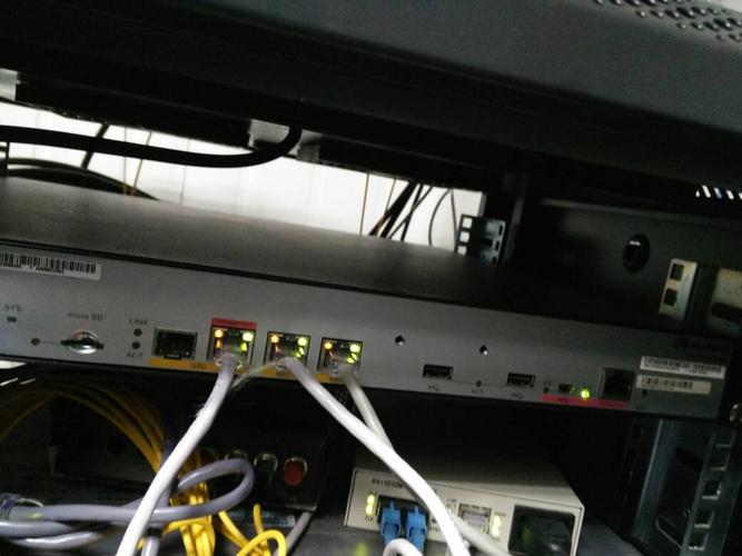 如何访问 Ar2200系列路由器来检查其配置? 我的电脑应该连接到哪个?