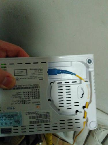 三个单独的接入界面:ADSL(电话线)界面、WAN(互联网线)界面和Fibre-光学界面。