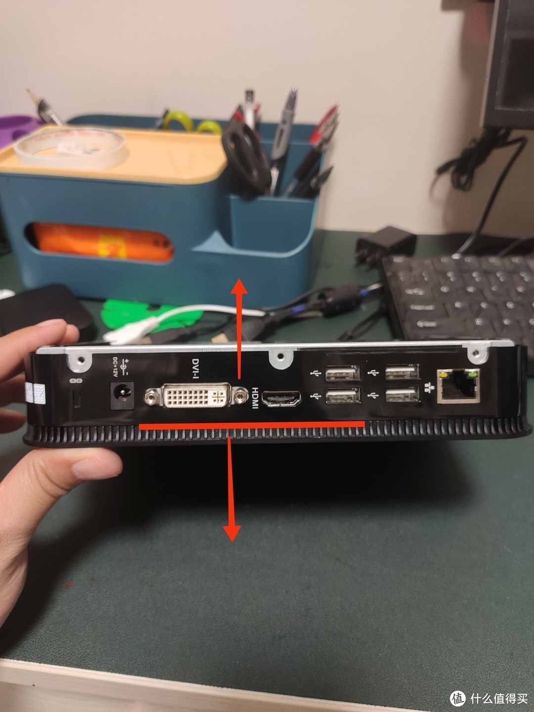 一只手握着屏幕上方,另一只手握着案件底部,用力推。