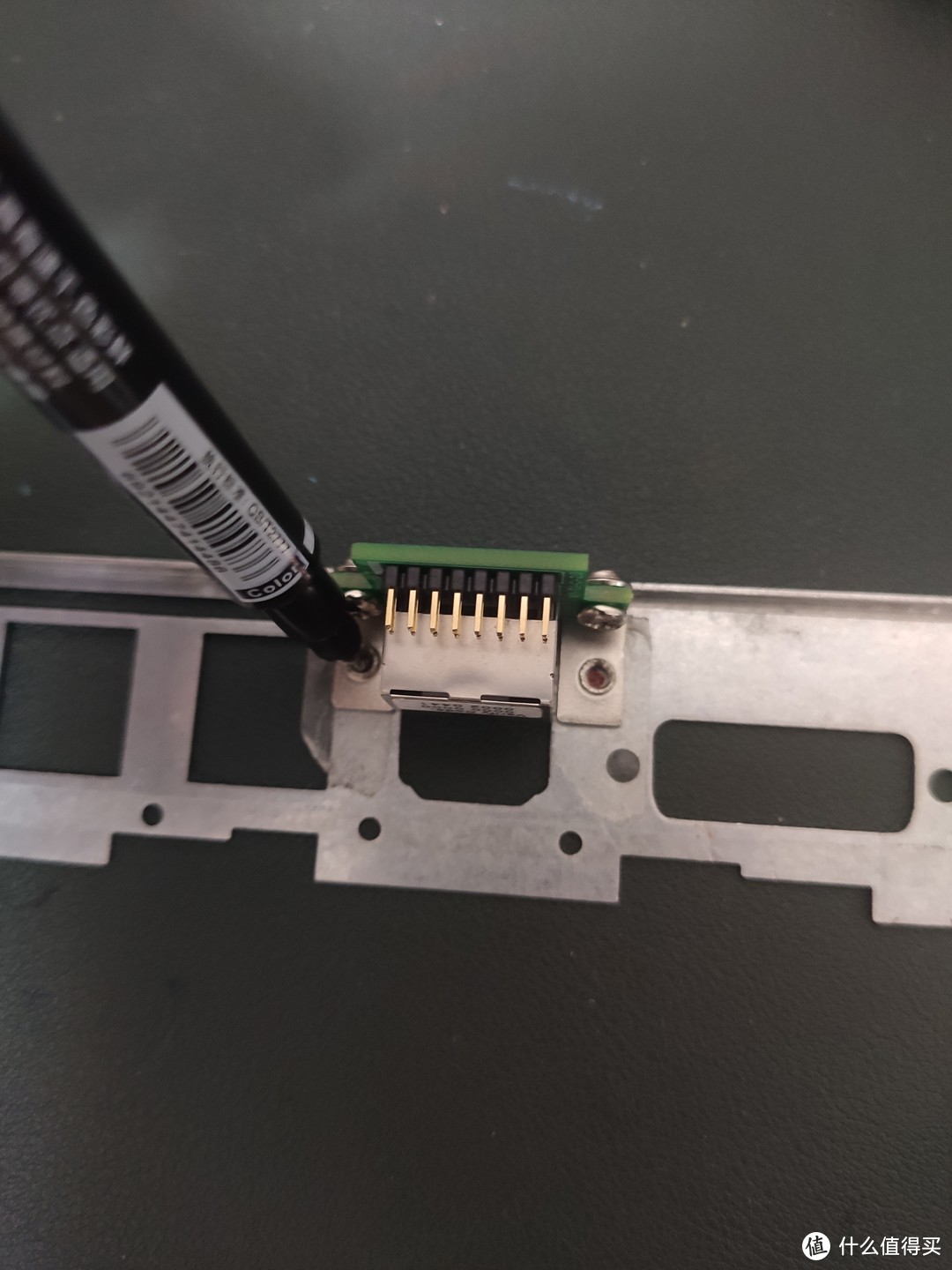 在网里打个洞来控制螺丝