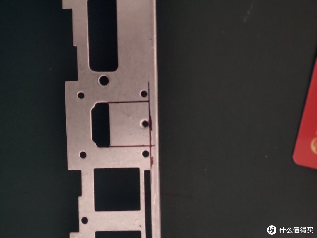 在HDMI接口上方,发现了一个孔径。