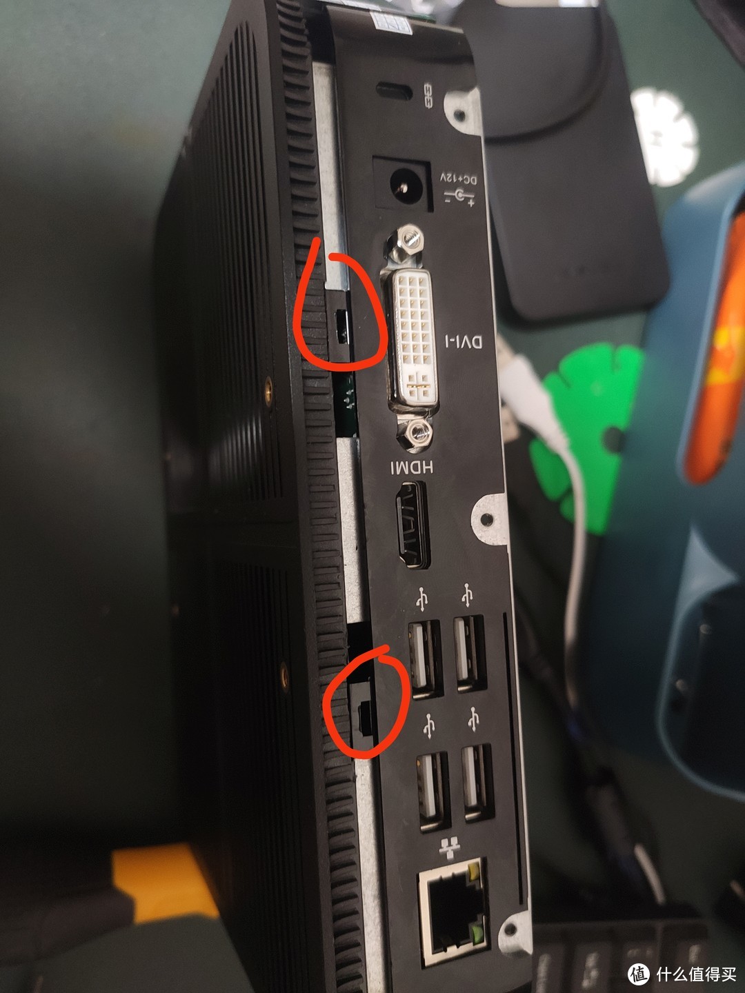 关键点是这两个按钮是固定的。 当你去掉一个缝线时, 你用一个更大的单字螺丝起子打破它, 然后打开它 。