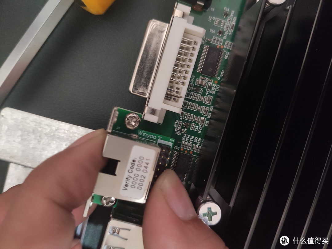 如果衣服穿好 DVI 界面会堵住它