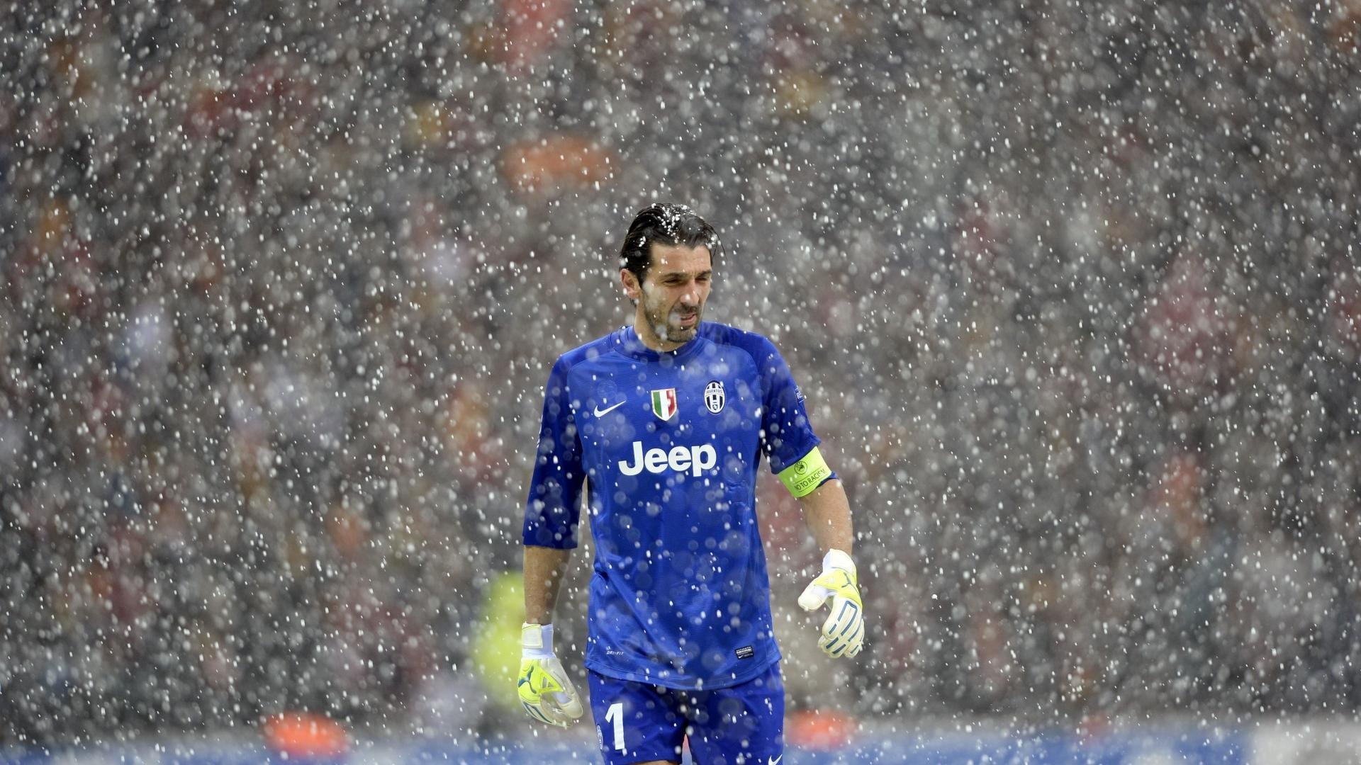 入户的光纤箱在餐厅，想把路由器放到客厅，如何实现客厅电视、卧室电视和宽带的使用？