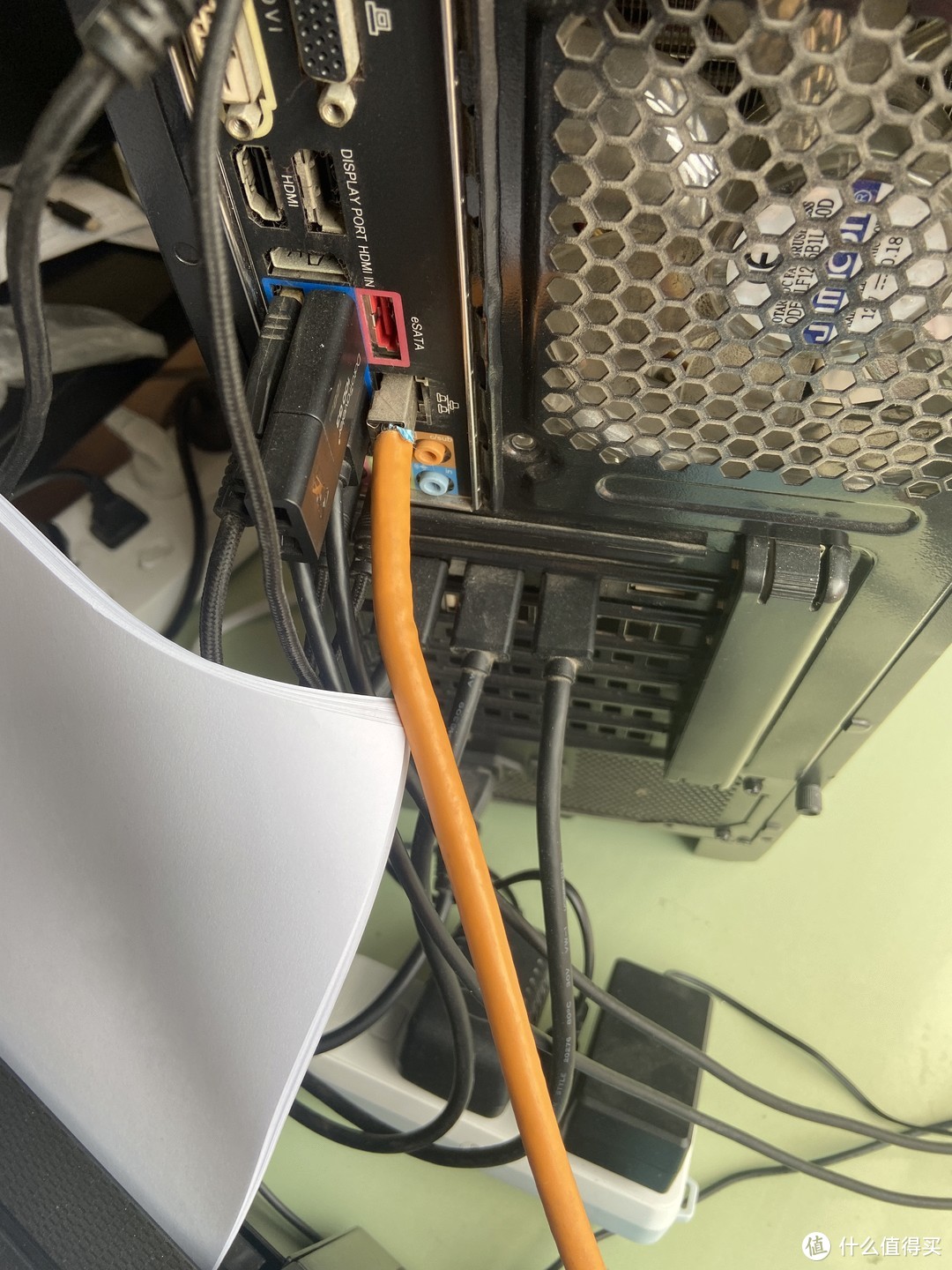 在电脑上,它同样小于一米