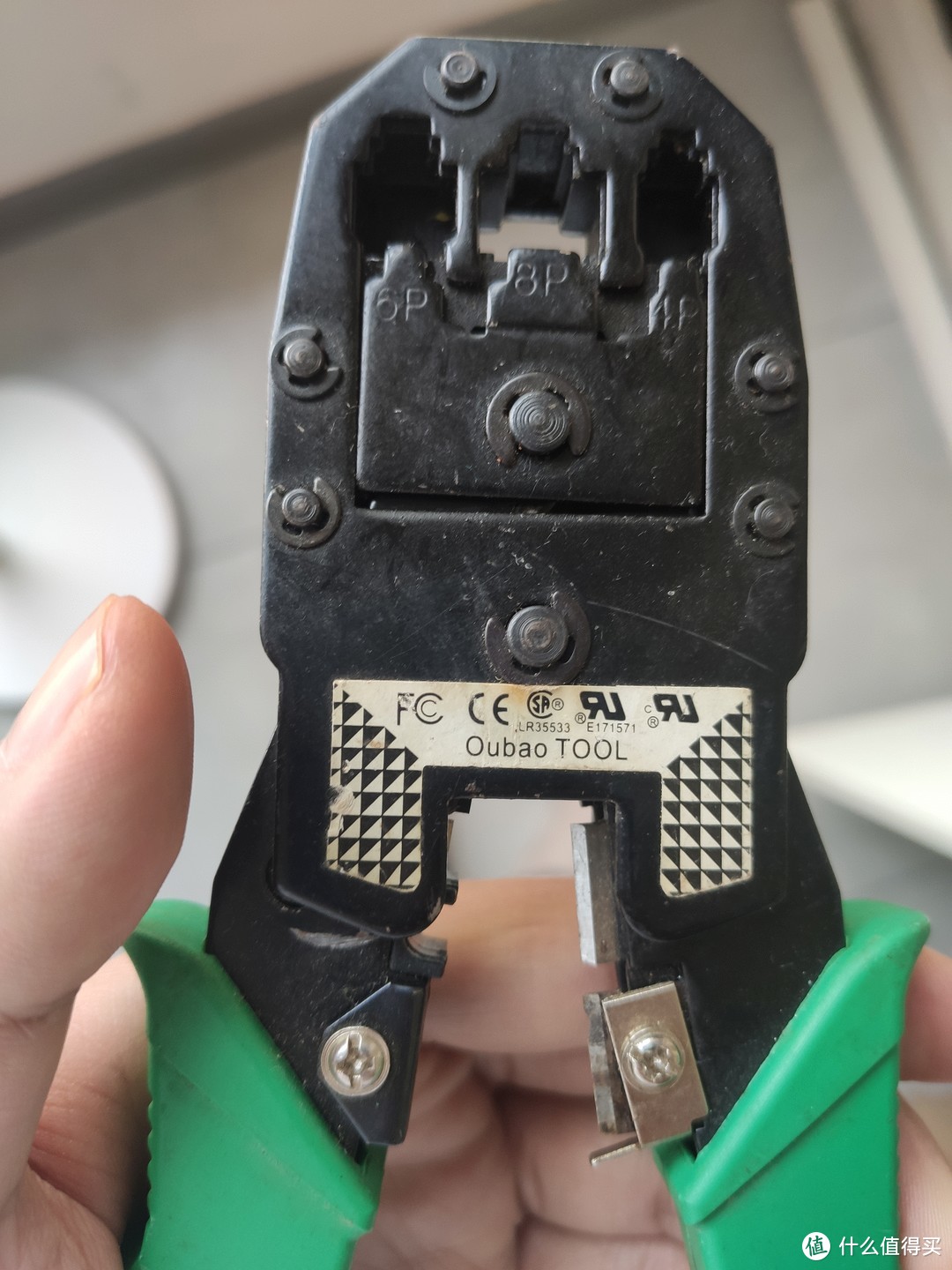 不仅在互联网上,而且在电话和6P信号线上,以及在剥除和剪切电线的力量上,都可以购买这种多功能的夹子。