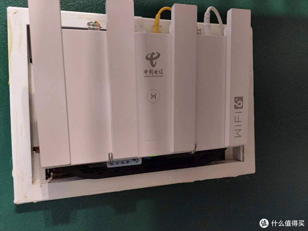 光猫的顶部和底部不是用透明剂和纳米煤固定的,而是附在路由器上。